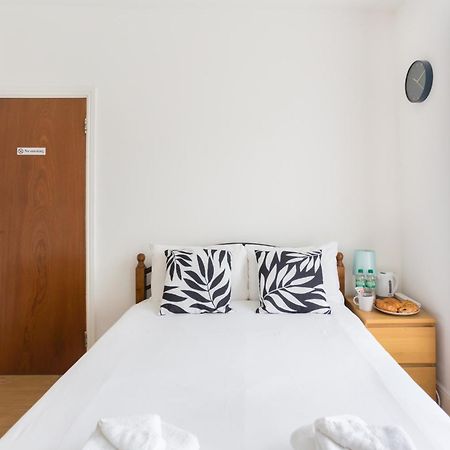 Wood Green Budget Rooms - Next To Mall & Metro Station - 10 Min To City Center London Exterior photo