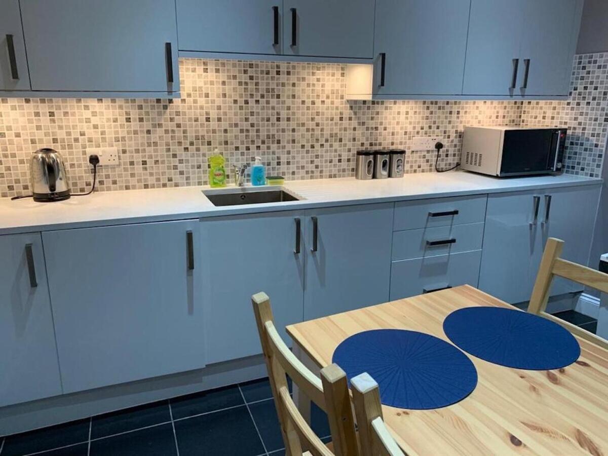 Wood Green Budget Rooms - Next To Mall & Metro Station - 10 Min To City Center London Exterior photo
