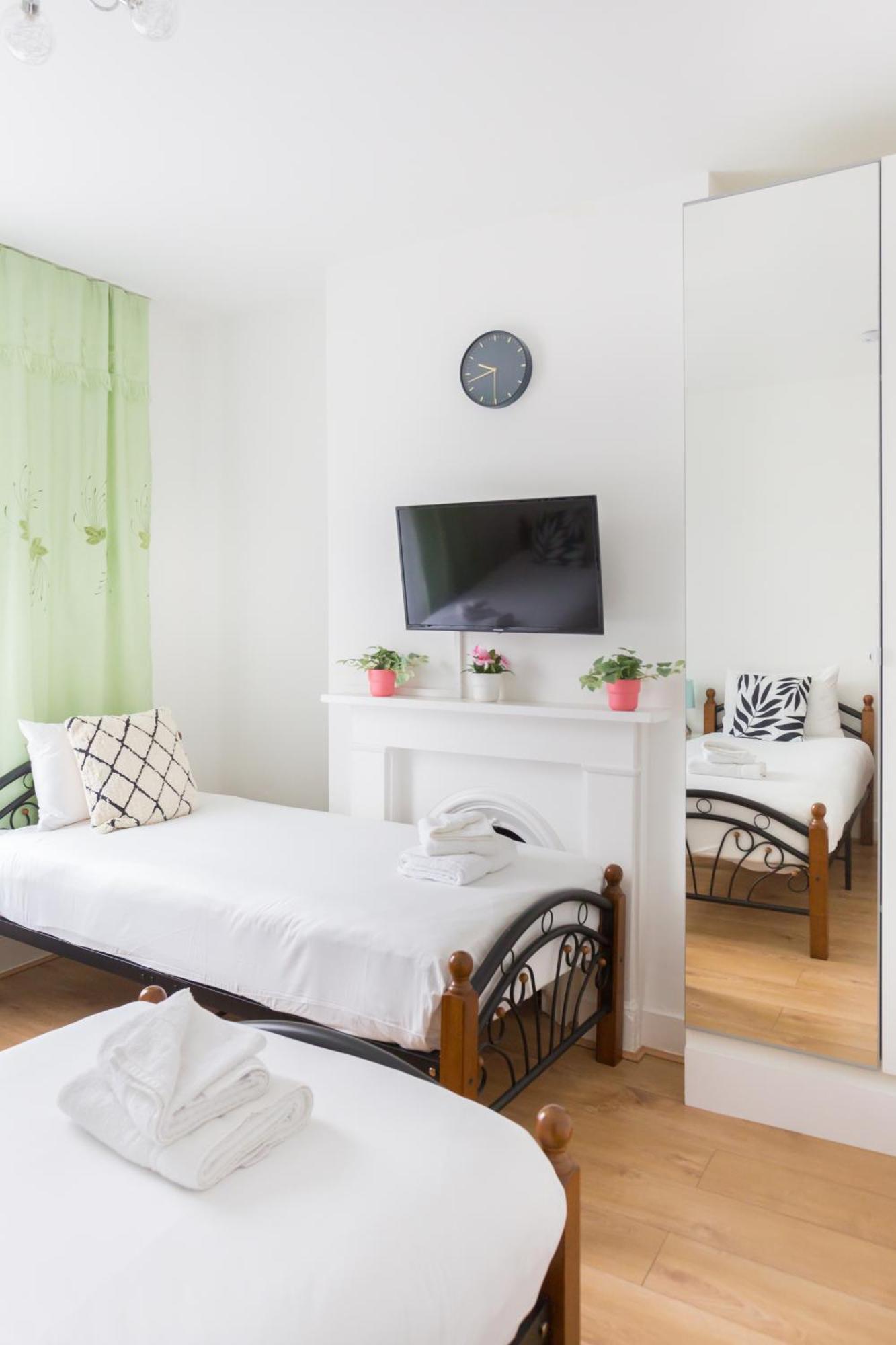 Wood Green Budget Rooms - Next To Mall & Metro Station - 10 Min To City Center London Exterior photo