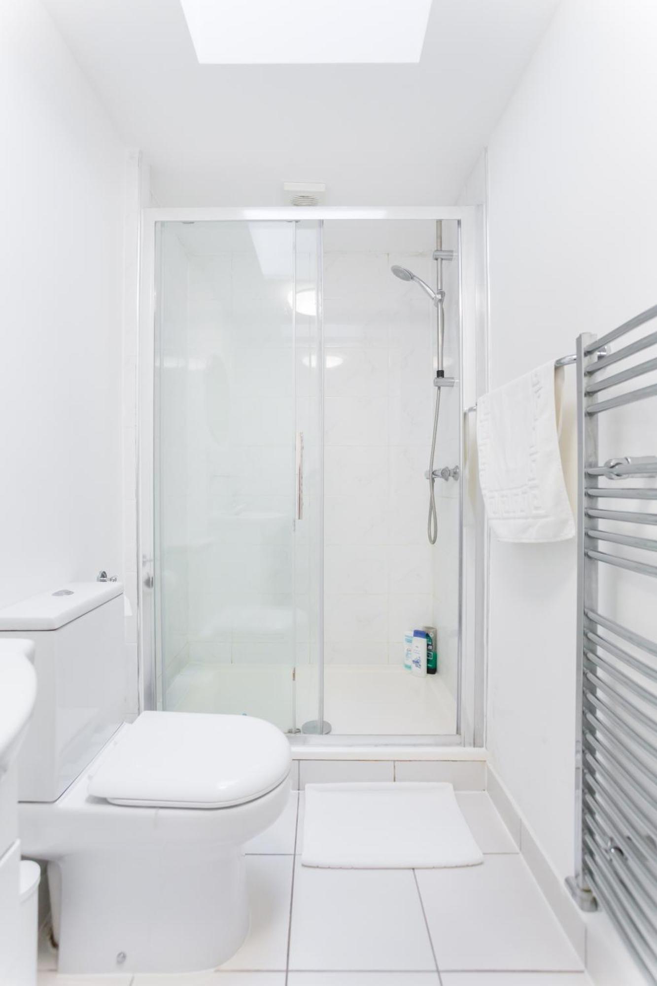 Wood Green Budget Rooms - Next To Mall & Metro Station - 10 Min To City Center London Exterior photo