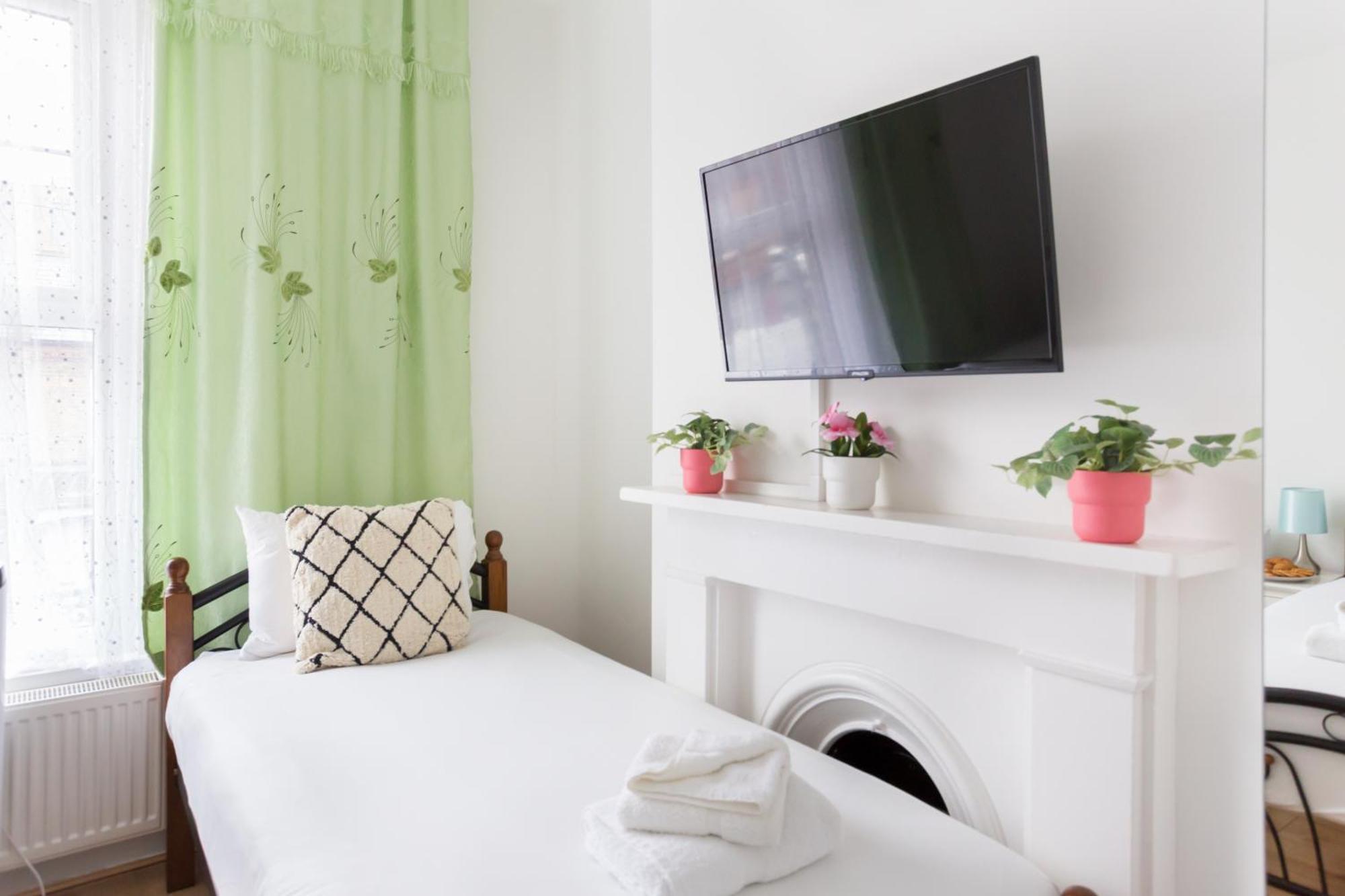 Wood Green Budget Rooms - Next To Mall & Metro Station - 10 Min To City Center London Exterior photo