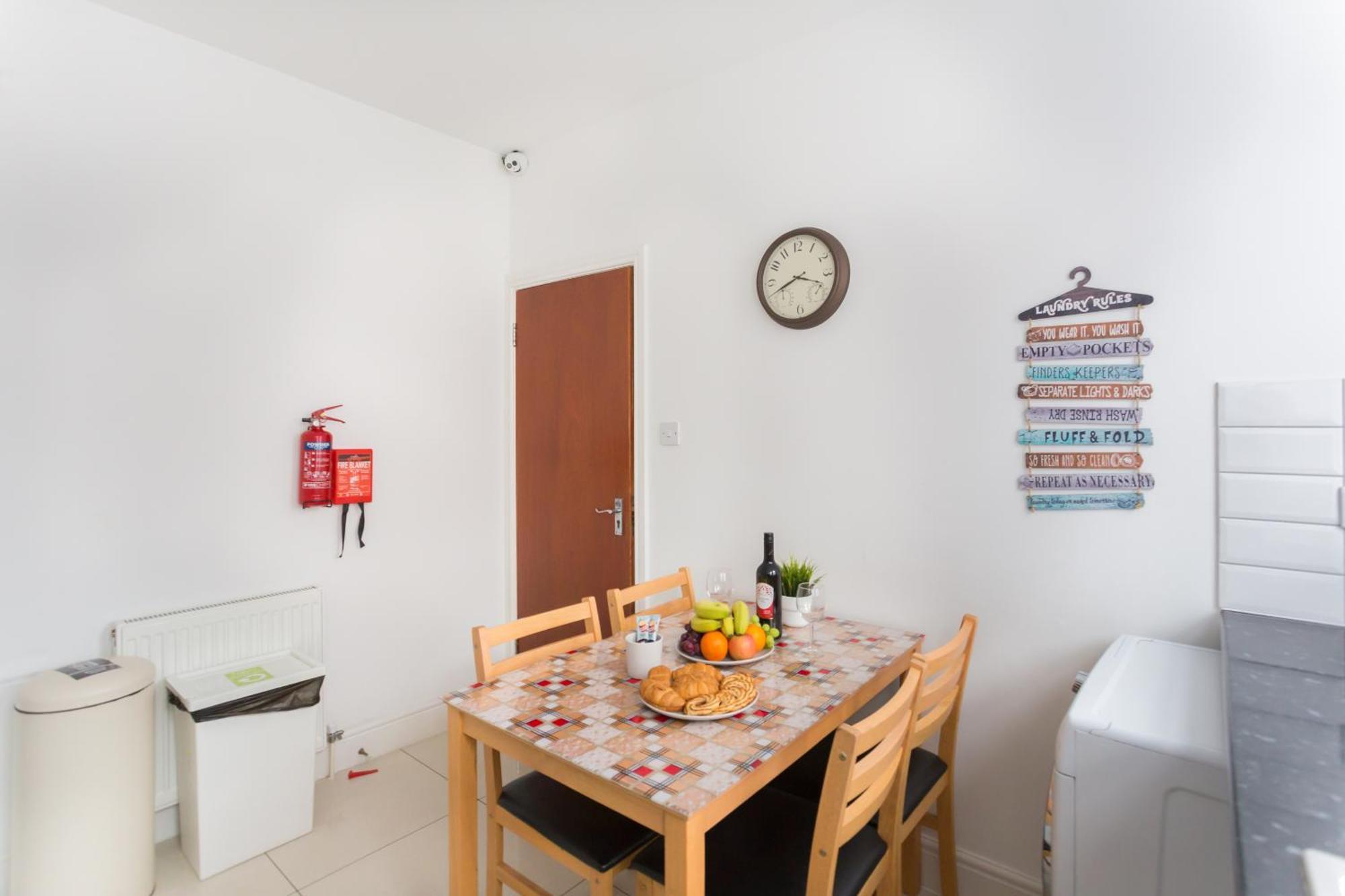Wood Green Budget Rooms - Next To Mall & Metro Station - 10 Min To City Center London Exterior photo