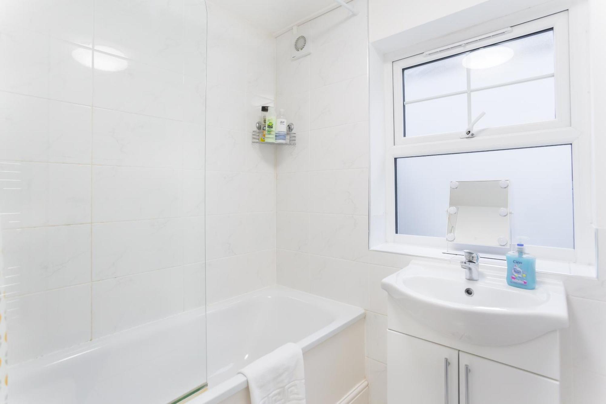 Wood Green Budget Rooms - Next To Mall & Metro Station - 10 Min To City Center London Exterior photo