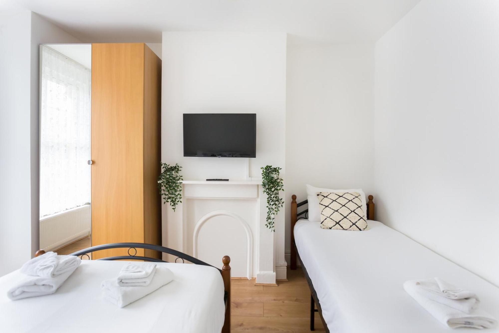 Wood Green Budget Rooms - Next To Mall & Metro Station - 10 Min To City Center London Exterior photo