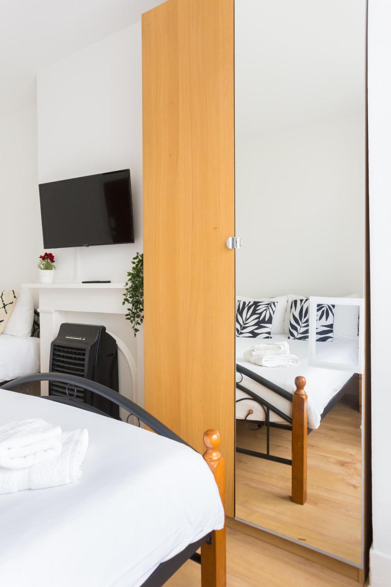 Wood Green Budget Rooms - Next To Mall & Metro Station - 10 Min To City Center London Exterior photo